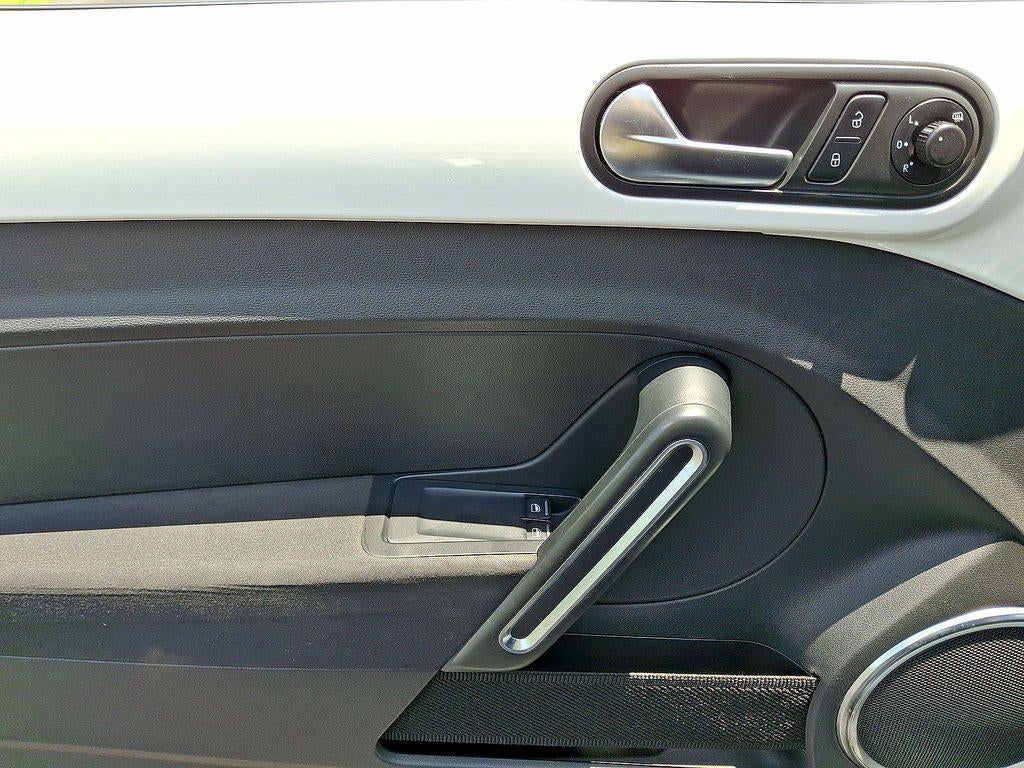 2012 Volkswagen Beetle 2dr Cpe DSG 2.0T Turbo PZEV