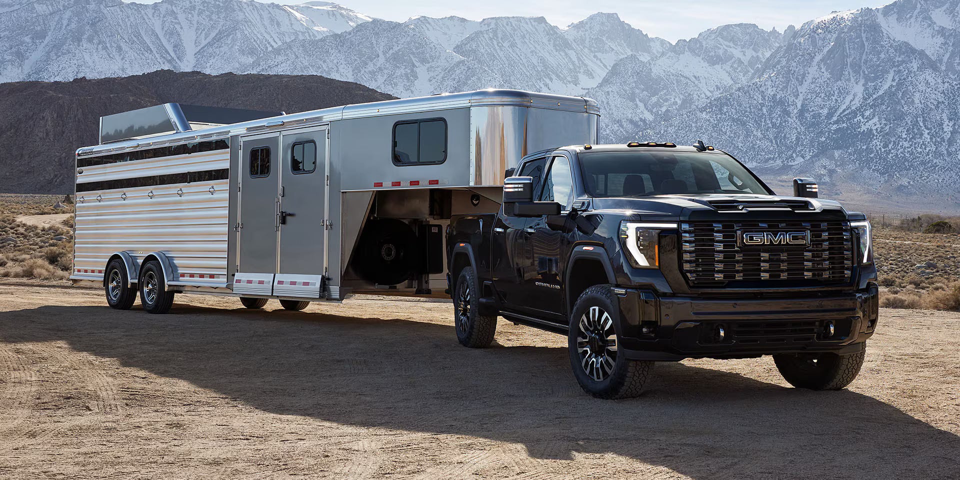 A truck sitting parked witha trailer
